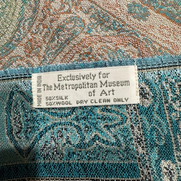 Met Museum Elegant Paisley Women's silk / wool blend Shawl roughly 27”x80” - Picture 8 of 10